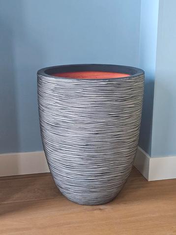 Grote, duurzame plantenpot - antraciet/grijs beschikbaar voor biedingen