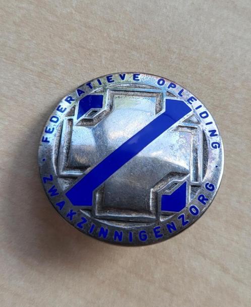 Zilveren Zwakzinnigenzorg emaille broche Verpleegster, Verzamelen, Speldjes, Pins en Buttons, Gebruikt, Speldje of Pin, Overige onderwerpen