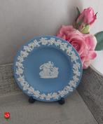 Wedgwood Jasperware blue bordje slapende Cupido 11 cm, Ophalen of Verzenden, Zo goed als nieuw, Porselein, Bord of Schaal