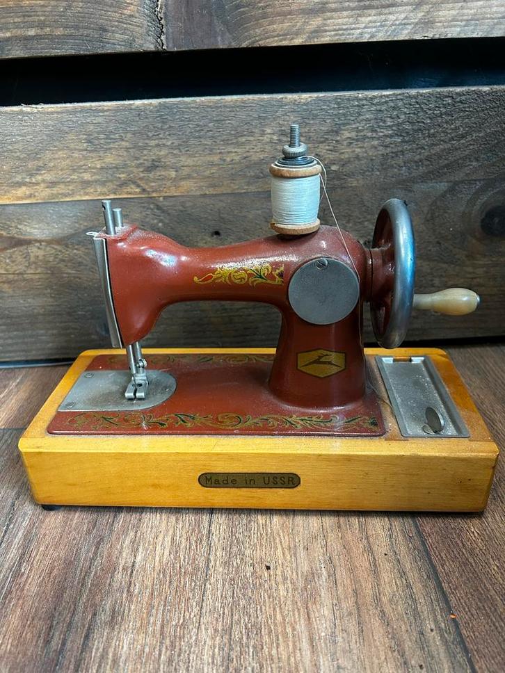 Antieke Speelgoed Naaimachine USSR, Antiek en Kunst, Antiek | Naaimachines, Ophalen of Verzenden