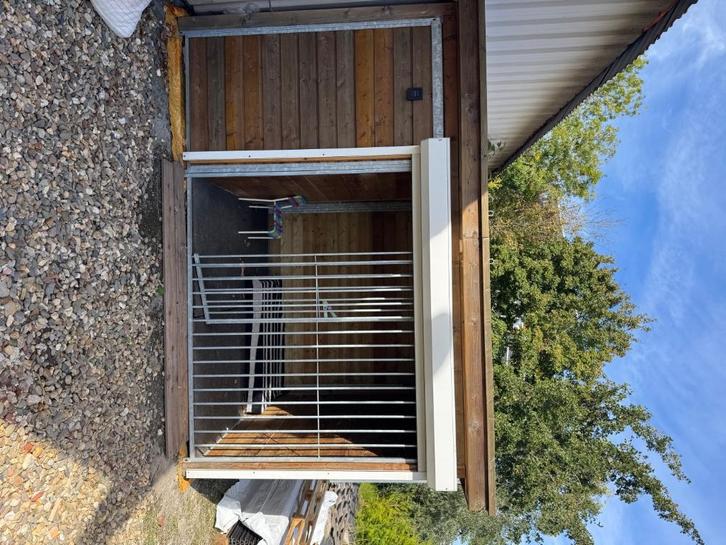 hondenren met geisoleerd nachthok en rolluik en verwarming, Dieren en Toebehoren, Hondenhokken, Zo goed als nieuw, Hondenkennel