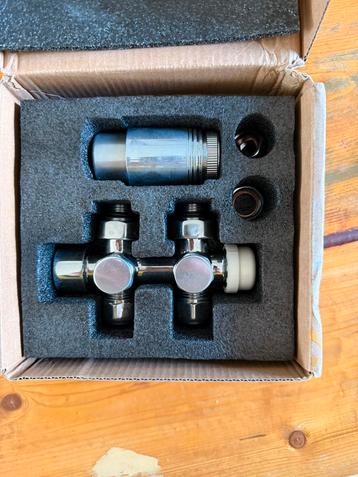 Innovia- middennansluitset recht/muur. 2 Kit de raccordement beschikbaar voor biedingen