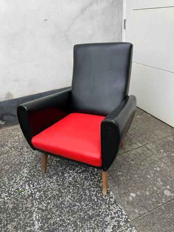 Vintage fauteuil – zwart/rood kunstleer beschikbaar voor biedingen