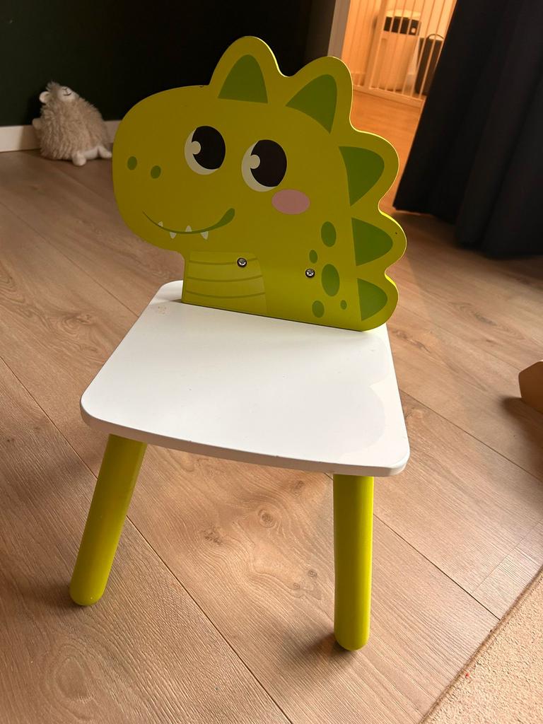 Leuke kinderstoel met dino design, Kinderen en Baby's, Kinderkamer | Tafels en Stoelen, Ophalen, Zo goed als nieuw, Stoel(en)
