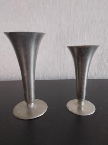 Set van 2 metalen kelkjes/vaasjes beschikbaar voor biedingen