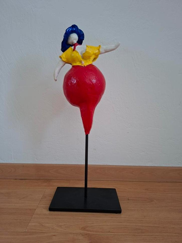 Klei Beeldje op Metalen Voet, Antiek en Kunst, Kunst | Beelden en Houtsnijwerken, Ophalen