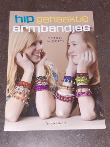 Hip gehaakte armbandjes nieuwstaat Gonny Albers beschikbaar voor biedingen