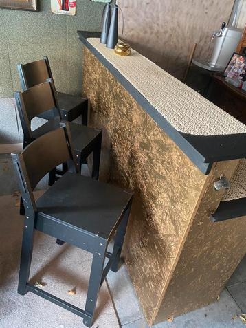 Bar met 3 krukken beschikbaar voor biedingen