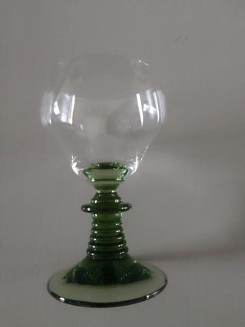 Groen Glazen Wijnglas beschikbaar voor biedingen