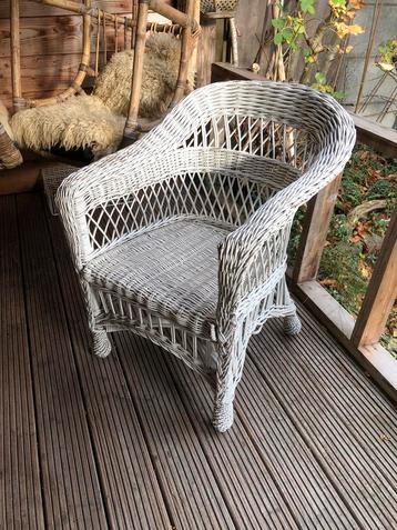 Retro witte rotan stoel