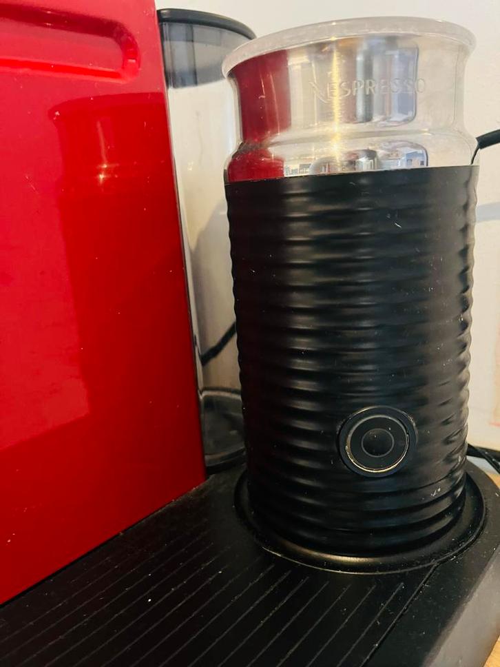 Krups Citiz Nespresso met Melkopschuimer - Rood, Witgoed en Apparatuur, Koffiezetapparaten, Zo goed als nieuw, Koffiepads en cups