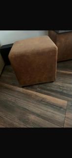 2 Cognac suède poefjes 45x45 cm, Ophalen, Minder dan 50 cm, Gebruikt, Vierkant