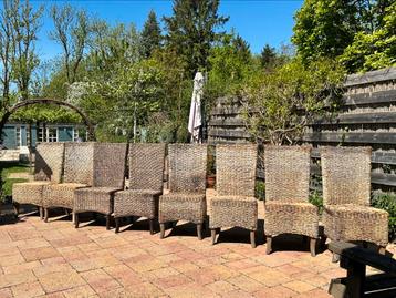Gratis af te halen 8 eetstoelen buiten/binnen