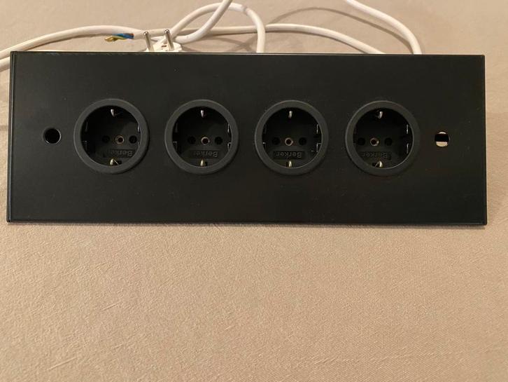 Nieuw energiehoekzuil 4st. 32 cm zwart (doeco), Doe-het-zelf en Verbouw, Elektra en Kabels, Nieuw, Stopcontact, Ophalen of Verzenden