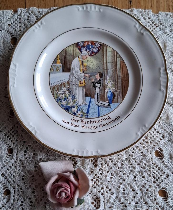 Boch communie bordje, jongetje, priester, glas in lood raam, Antiek en Kunst, Curiosa en Brocante, Ophalen of Verzenden