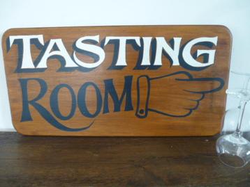 Houten bord Tasting Room / wijn proeverij / slijterij beschikbaar voor biedingen