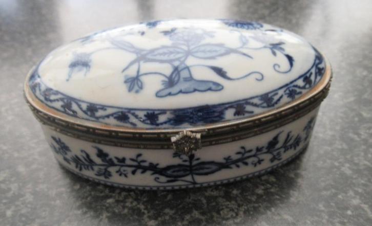 OUD OVAAL PORSELEINEN SIERADEN DOOS-GESIGNEERD  MEISSEN, Antiek en Kunst, Antiek | Porselein, Ophalen of Verzenden