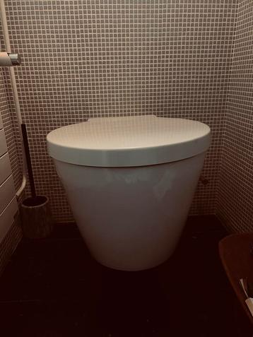 Sanitair toiletpot & wastafel beschikbaar voor biedingen