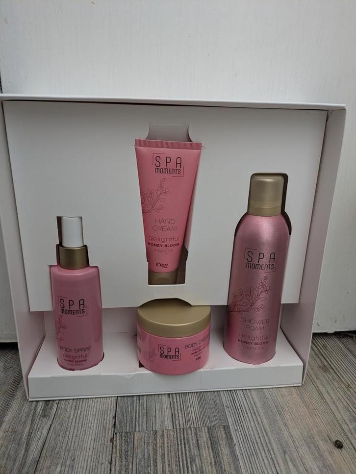 Spa Moments Geschenkset - Honey Bloom, Sieraden, Tassen en Uiterlijk, Uiterlijk | Lichaamsverzorging, Nieuw, Bodylotion, Crème of Olie