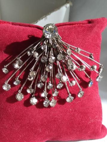 zilveren HANGER/broche  6 cm ''waaier'' met kristal-op-folie beschikbaar voor biedingen