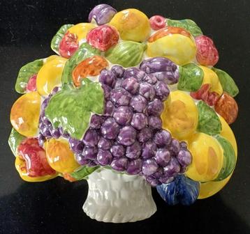 Barbotine, Majolica wandplaat, fruitmand reliëf, aardewerk beschikbaar voor biedingen
