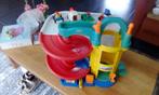Fischer price garage compleet met auto s en poppetjes, Kinderen en Baby's, Speelgoed | Fisher-Price, Ophalen, Speelset