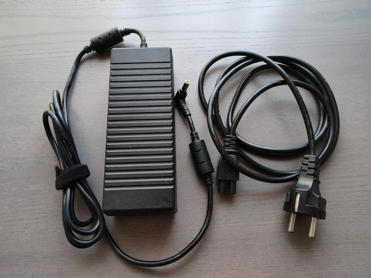 PA-1121-02 laptop adapter oplader 120 watt plug: 5,5 x 2,5mm, Computers en Software, Laptop-opladers, Zo goed als nieuw, Ophalen of Verzenden