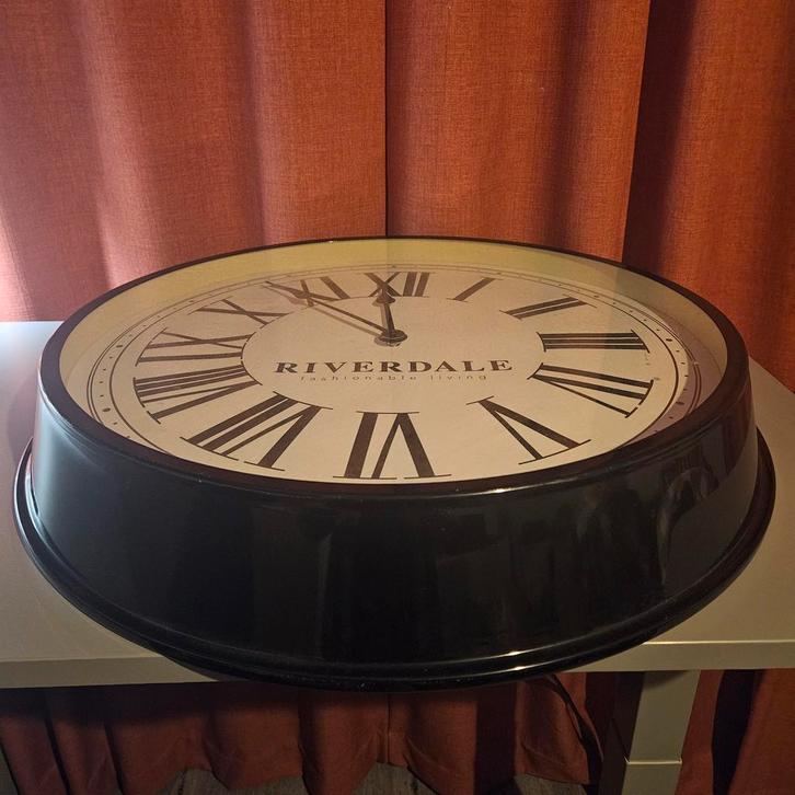 Grote klok (Riverdale), Huis en Inrichting, Woonaccessoires | Klokken, Zo goed als nieuw, Wandklok, Analoog, Ophalen of Verzenden