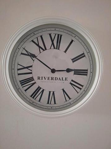 Riverdale wandklok beschikbaar voor biedingen