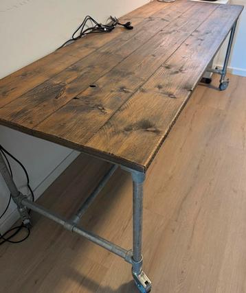 Industrieel Bureau met houten blad beschikbaar voor biedingen