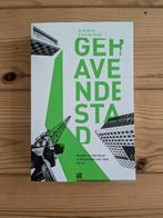 Gehavende stad - Fred de Vries & Erik Brus, Ophalen of Verzenden, Zo goed als nieuw, Fred de Vries; Erik Brus