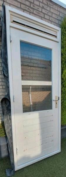 Degelijke buitendeur 201x88,5 cm geheel met kozijn beschikbaar voor biedingen