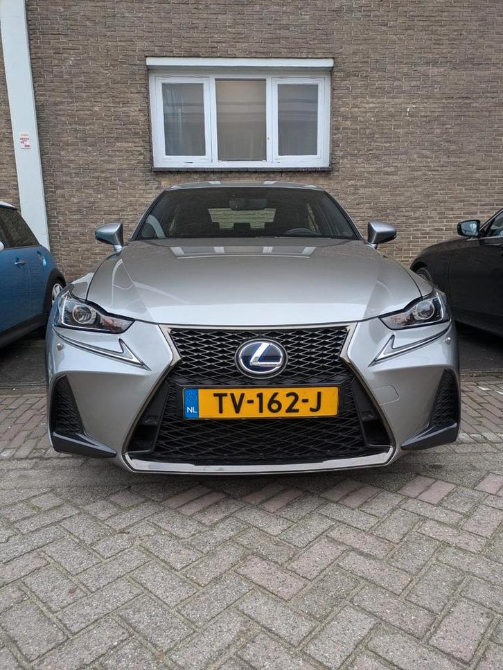 Lexus IS 300h Hybrid 223 pk 2018 Grijs F Sport, Auto's, Lexus, Particulier, IS, Hybride Elektrisch/Benzine, Volledig hybride, Sedan