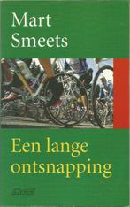 Mart Smeets - Een lange ontsnapping - ISBN 902542339, Ophalen, Zo goed als nieuw, Lopen en Fietsen