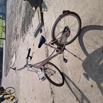 Meisjes fiets roze beschikbaar voor biedingen