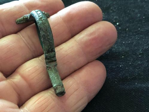 Bodemvondst Romeinse versierde BOOG FIBULA leuk model., Antiek en Kunst, Curiosa en Brocante, Ophalen