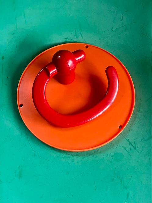 Retro pop-art handdoekhouder Memphis/jaren 80 rood plastic, Verzamelen, Retro, Huis en Inrichting, Ophalen of Verzenden