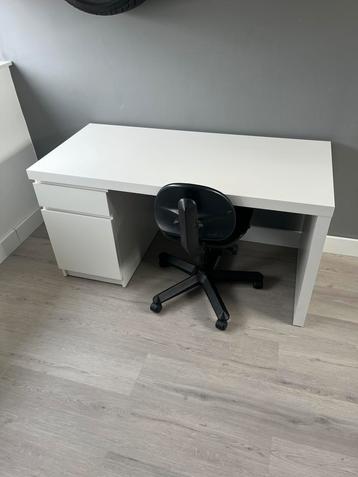 Wit bureau IKEA beschikbaar voor biedingen