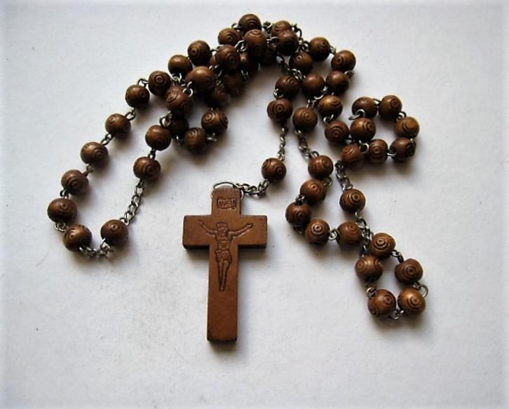 Vintage rozenkrans bewerkte houten kralen en houten kruisje, Verzamelen, Religie, Zo goed als nieuw, Sieraad, Ophalen