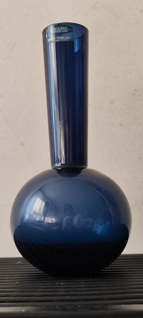 Midcentury Nuutajärvi Fins blauw glazen vaas, 20 cm, Huis en Inrichting, Woonaccessoires | Vazen, Zo goed als nieuw, Blauw, Minder dan 50 cm