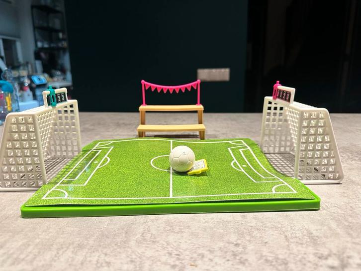 Barbie Chelsea Voetbalveld, Hobby en Vrije tijd, Gezelschapsspellen | Bordspellen, Zo goed als nieuw, Een of twee spelers, Reisspel