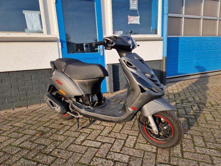 SCHADE: Piaggio zip BROM bouwjaar 2020 2e eigenaar 45KM iget, Fietsen en Brommers, Scooters | Piaggio, Gebruikt, Zip, Maximaal 45 km/u
