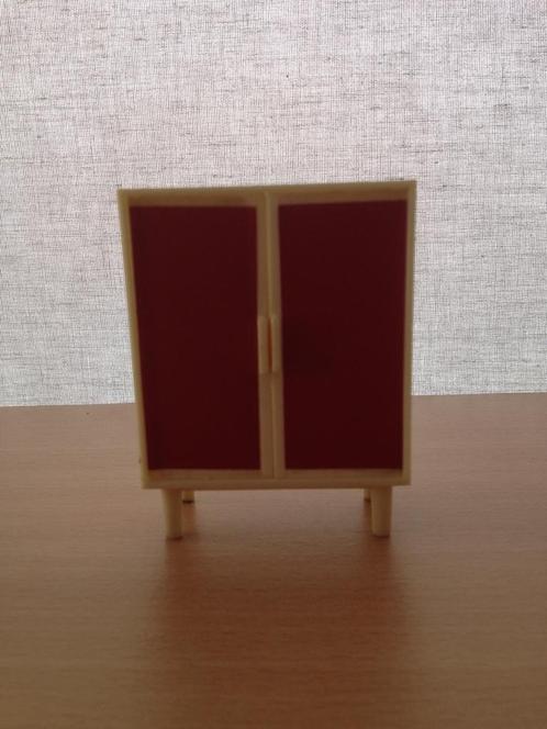 Poppenhuis servieskast rood wit kunststof 2 deuren 4 pootjes, Verzamelen, Poppenhuizen en Toebehoren, Gebruikt, Poppenhuis, Ophalen