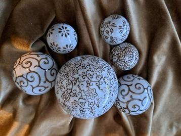Decoratieve bollen met bloemmotief beschikbaar voor biedingen