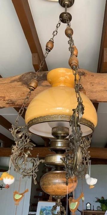 Nette olielamp hanglamp met fraai glazen gele schoorsteen beschikbaar voor biedingen
