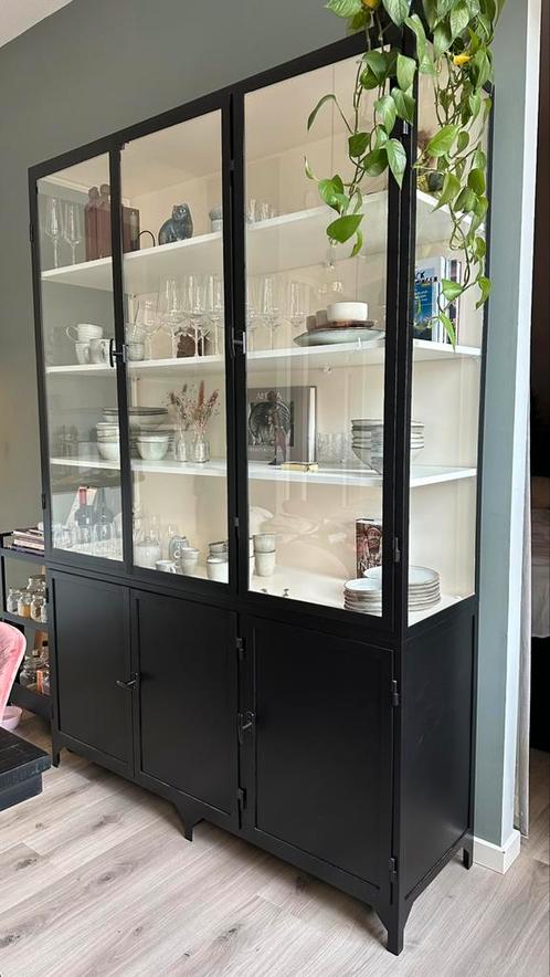 Old Basics kast zwart metaal, Huis en Inrichting, Kasten | Vitrinekasten, Zo goed als nieuw, 25 tot 50 cm, Metaal, Ophalen