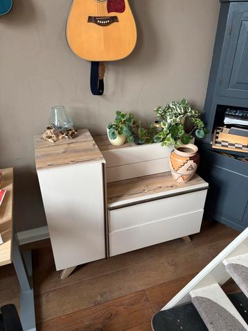 Houten kast met lades en deur