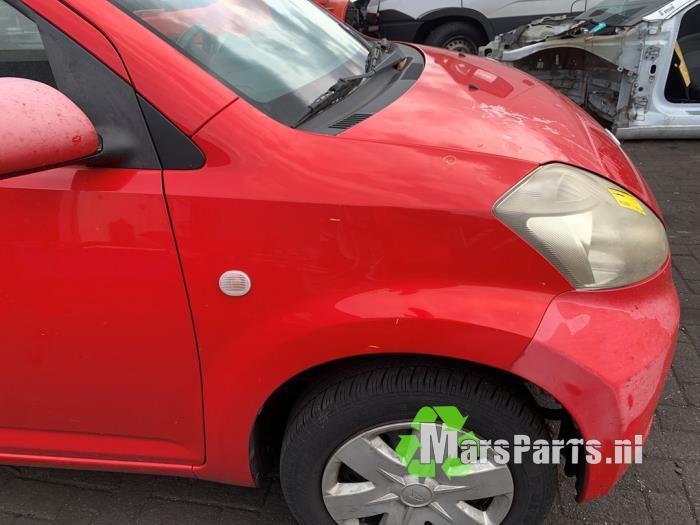 Scherm rechts-voor van een Daihatsu Sirion, Auto-onderdelen, Carrosserie en Plaatwerk, Daihatsu, Gebruikt, 3 maanden garantie