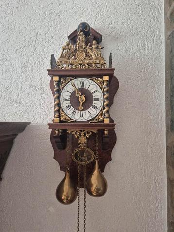 Antieke Wandklok met Slinger beschikbaar voor biedingen