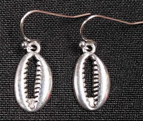 zilverkleurige oorbellen schelpjes, Sieraden, Tassen en Uiterlijk, Oorbellen, Nieuw, Overige materialen, Zilver, Ophalen of Verzenden